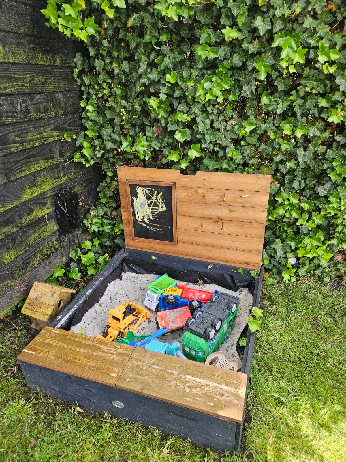 Houten zandbak met deksel en speelgoed, Ophalen, Gebruikt