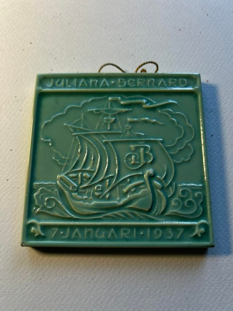 Antieke geglazuurde tegel 1937 huwelijk Juliana Bernard, Antiek en Kunst, Ophalen of Verzenden