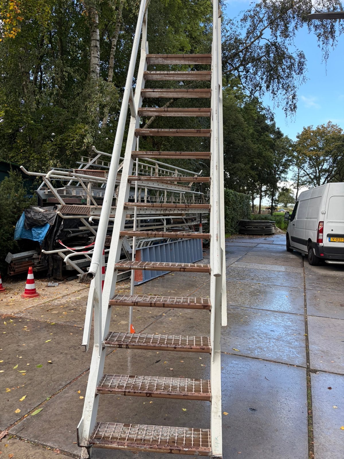Ruimte besparende trap 3,3m 14xgegalvaniseerde treden 87cm b, Ophalen, Gebruikt, Trap, 2 tot 4 meter