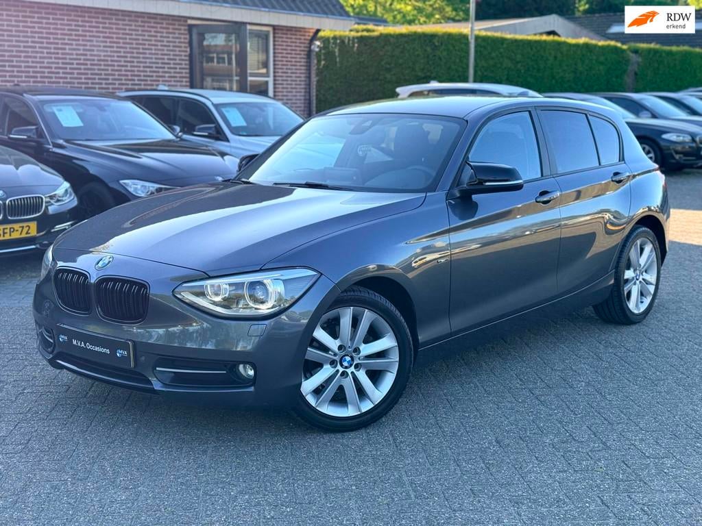 BMW 1-serie 116i High Executive Sport|Nieuwe Ketting + Kleps, Auto's, Gebruikt, 4 cilinders, 650 kg, Hatchback