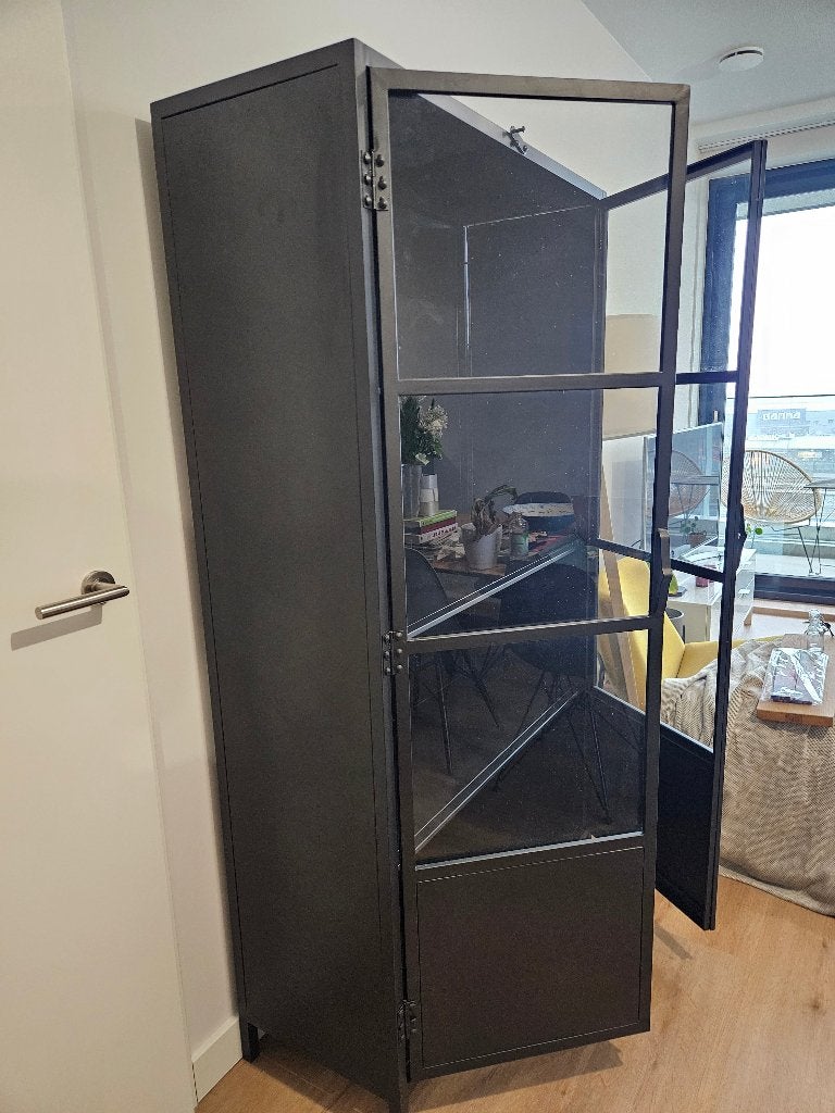 Vitrinekast zwart metaal, Ophalen, 50 tot 100 cm, Zo goed als nieuw, Metaal
