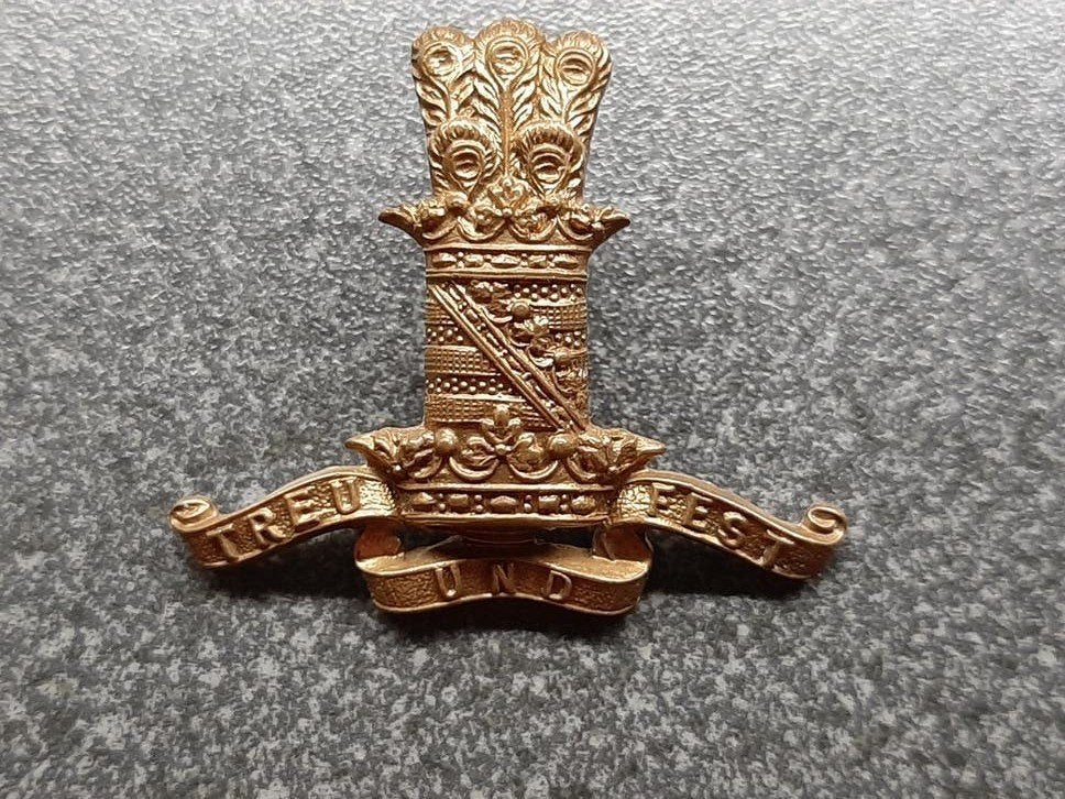 Engeland  11th Hussars / Prince Albert,s Own - cap badge, Ophalen of Verzenden, Engeland, Embleem of Badge