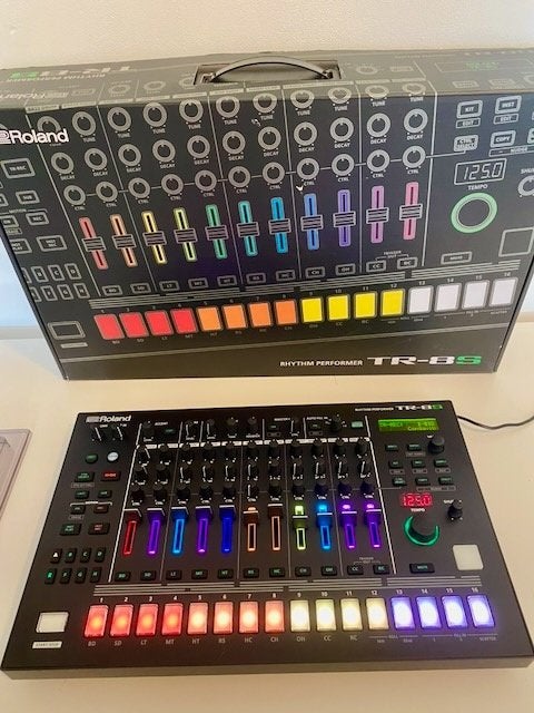 Roland TR-8S (TR8S TR 8S) + decksaver als NIEUW, Ophalen of Verzenden, Zo goed als nieuw, Roland