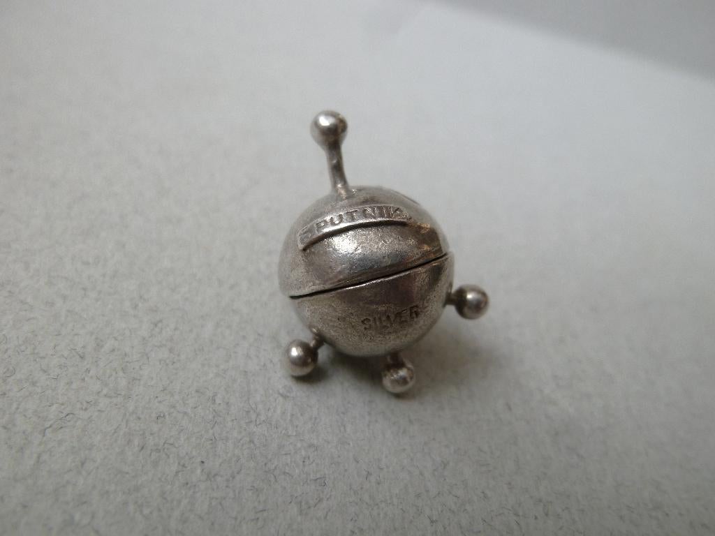 Erg zeldzame oude bedel zilver Sputnik opent hond Laika, Verzenden, Zilver, Hanger