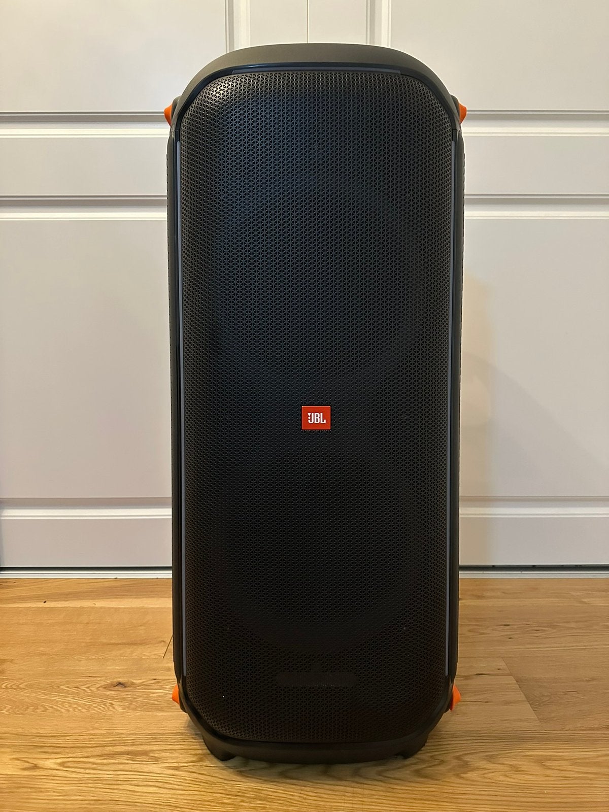 JBL partybox 710 + 2 JBL Microfoons voor verhuur
