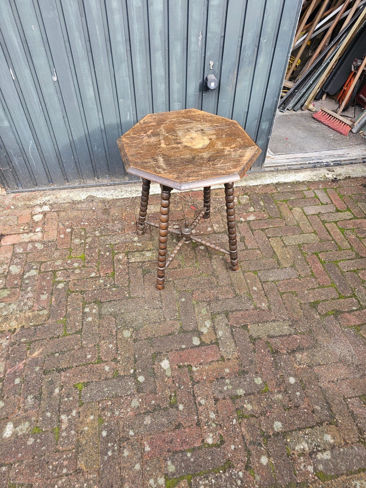 Houten bijzettafel met gedraaide poten, Ophalen
