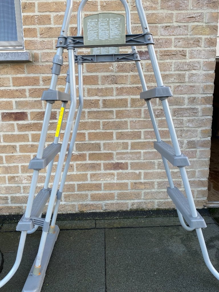 Veilige zwembadtrap (gebruikt) – Ideaal voor zwembad 1m diep, Tuin en Terras, Ophalen, Gebruikt, Ladder