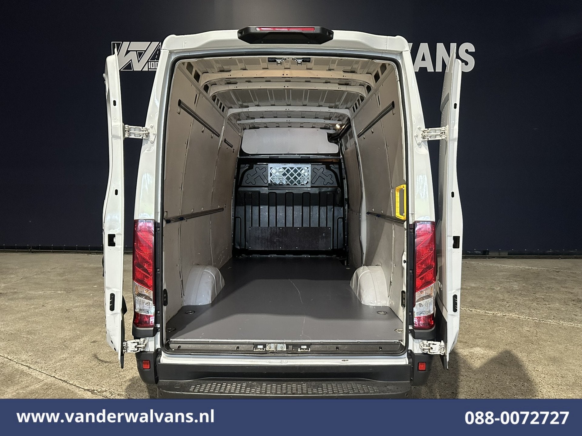 Iveco Daily 35S16V 157pk L2H2 Euro6 Airco | 3500kg trekvermo, Auto's, Dealer onderhouden, Gebruikt, Iveco, 2080 kg