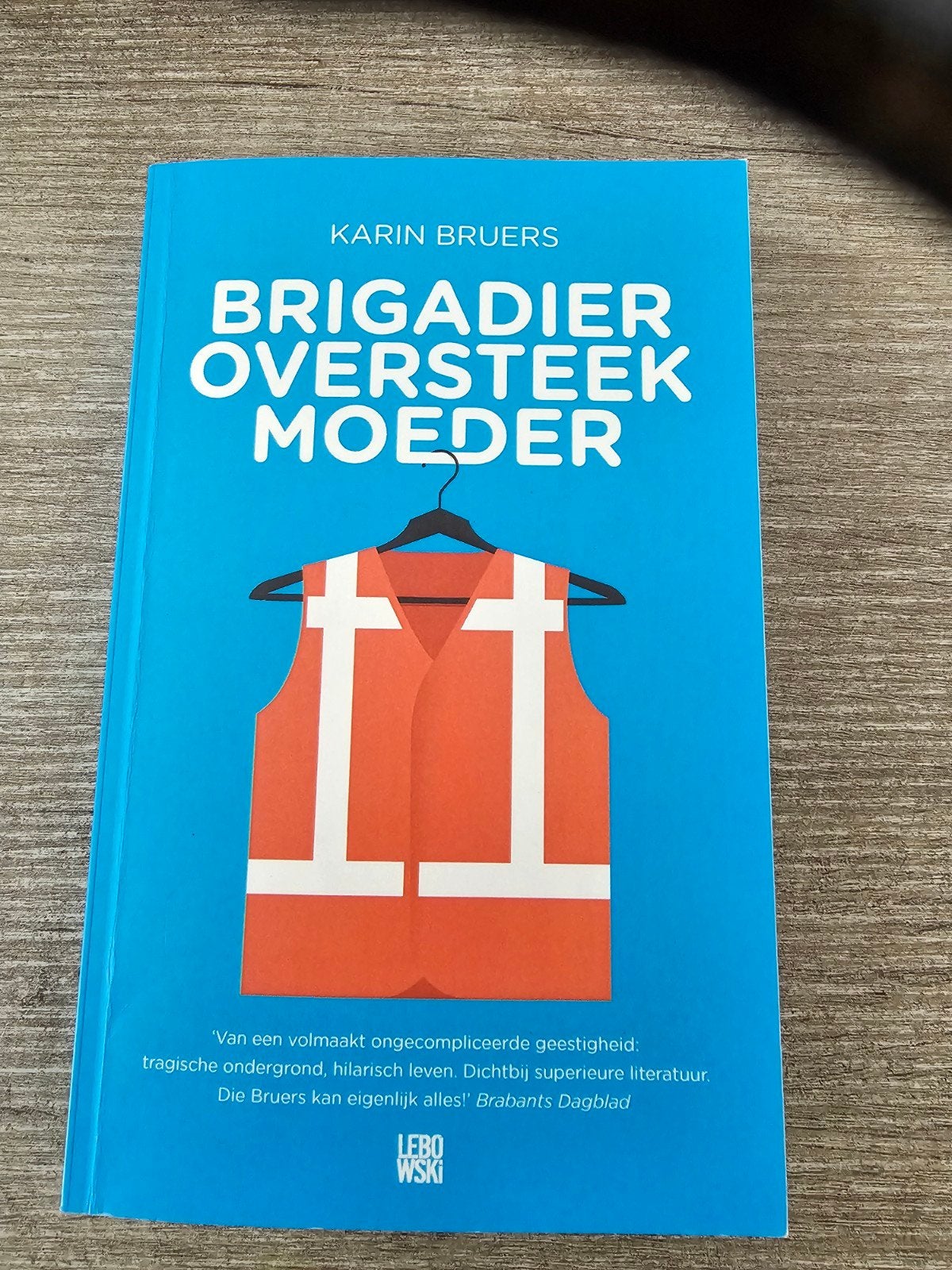 Brigadier Oversteek Moeder - Karin Bruers (Boek), Ophalen of Verzenden, Gelezen, Karin Bruers