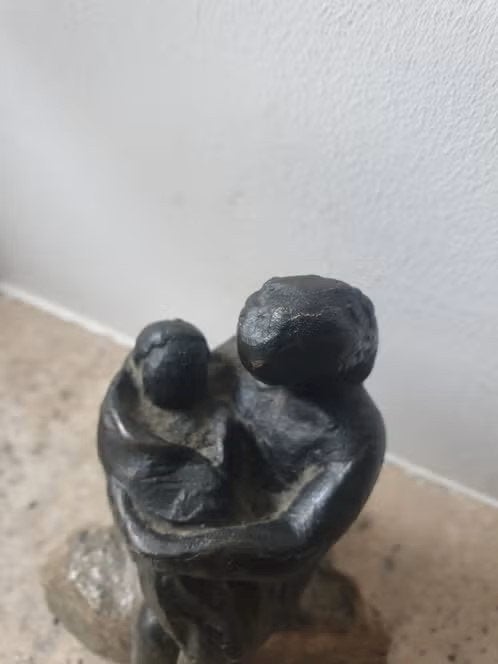 Prachtig brons moeder met kind op steen., Ophalen