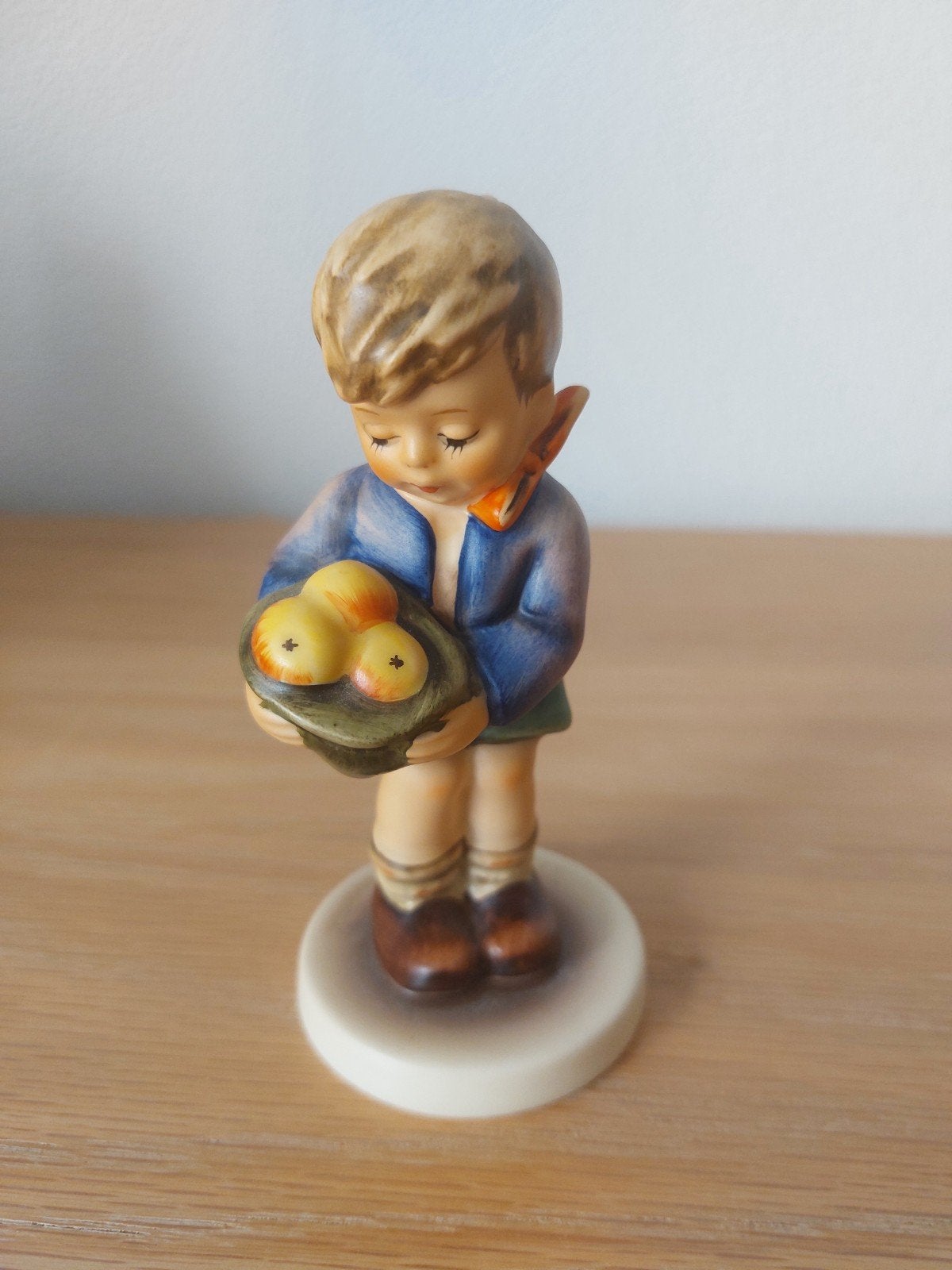 Goebel Hummel beeldje "Aus Nachbars Garten" (1991/1992), Ophalen, Zo goed als nieuw