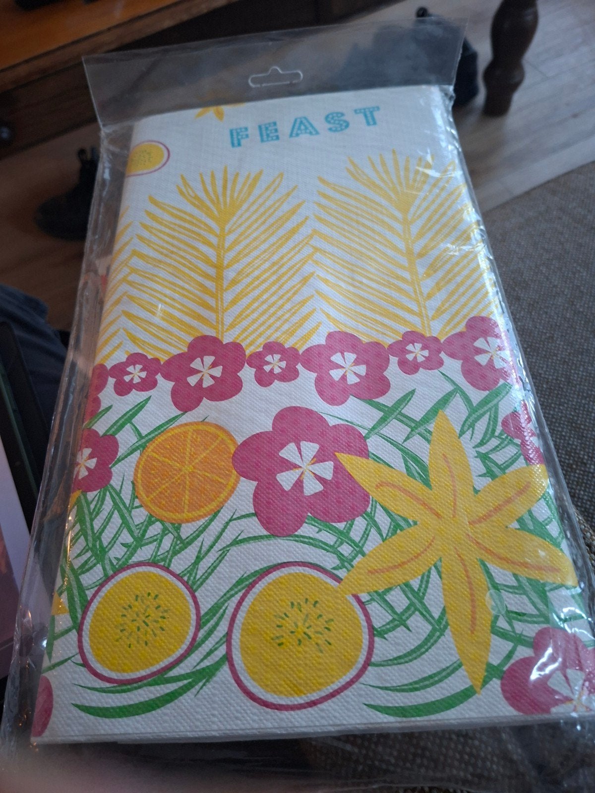 Papieren Tafelkleed 'Feast' met Tropische Print, Huis en Inrichting, Tafelkleden, Papier/karton, Nieuw, Ophalen of Verzenden, Meerkleurig