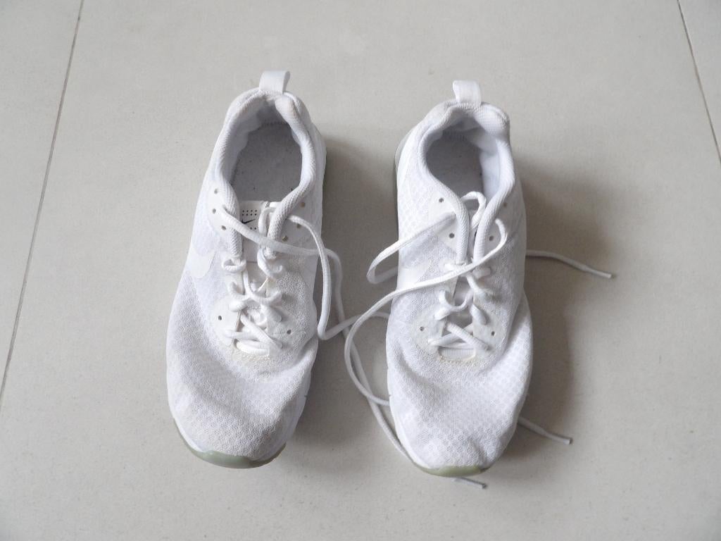 1 paar mooi witte NIKE sport schoenen met veters maat 41, Kinderen en Baby's, Jongen of Meisje, Schoenen, Ophalen of Verzenden
