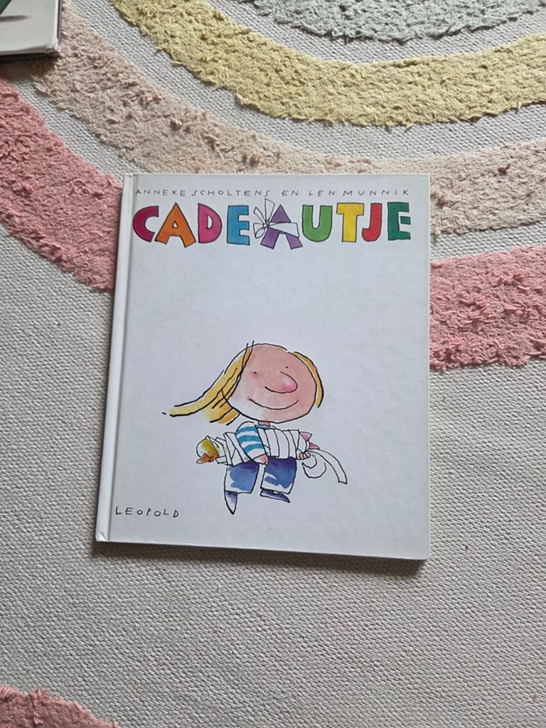 Prentenboek "Cadeautje"  van anneke scholtens en len munnik, Boeken, Kinderboeken | Kleuters, Ophalen of Verzenden, Zo goed als nieuw
