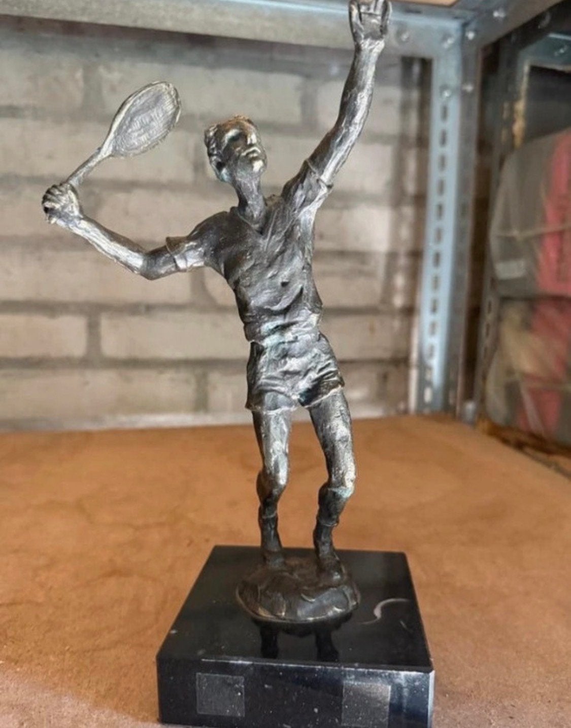 Grote zware bronzen tennisser - 35 cm hoog, Antiek en Kunst, Kunst | Beelden en Houtsnijwerken, Ophalen of Verzenden, 20 - 50 cm