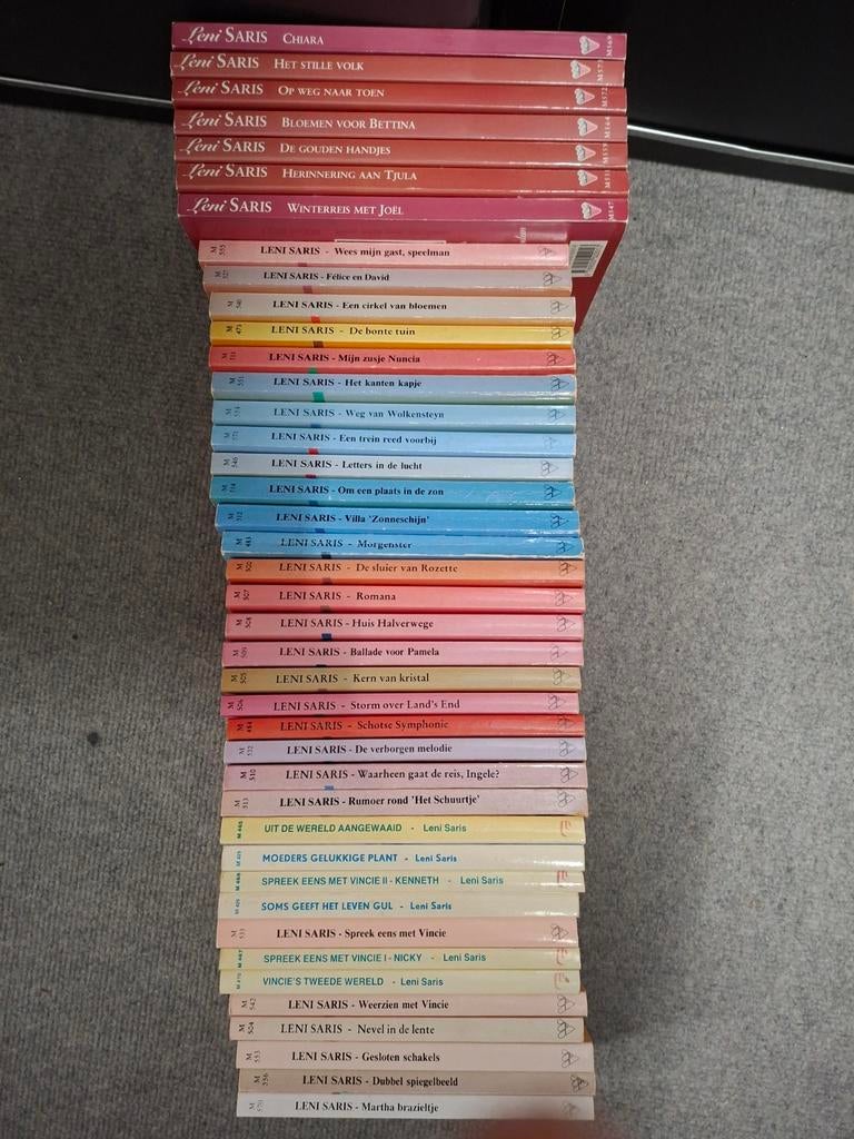 Serie pockets van Leni Saris, Boeken, Ophalen of Verzenden, Gelezen, Populaire fictie
