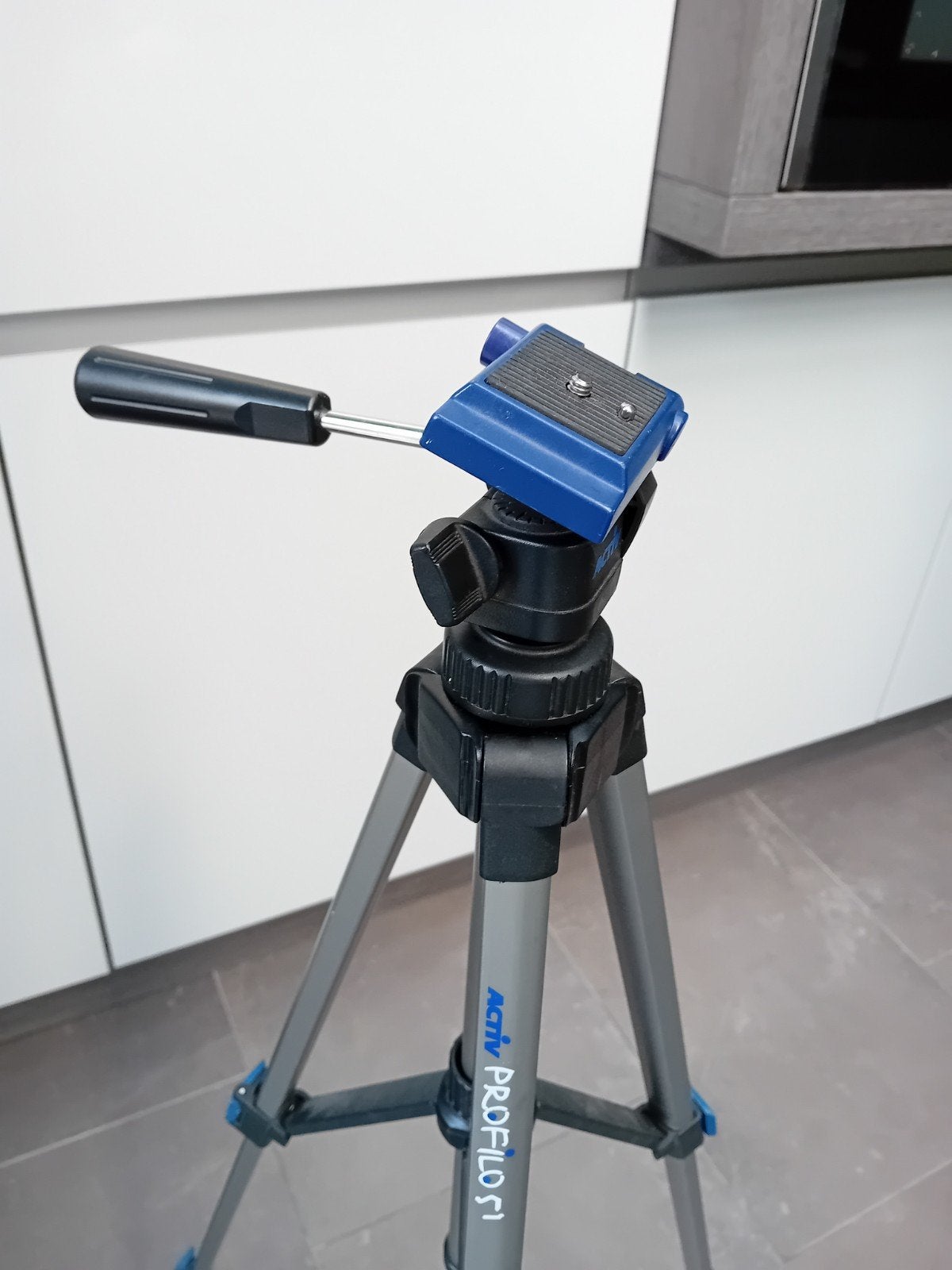Stevig statief voor foto- en videocamera's., Ophalen of Verzenden, Minder dan 150 cm, Driepoot