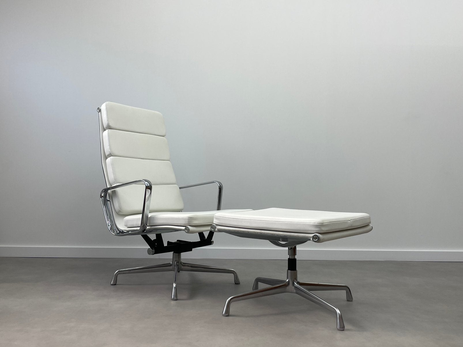 Lounge fauteuil met hocker in Eames-stijl Wit leder & chroom, Ophalen, Zo goed als nieuw, Minder dan 75 cm, 50 tot 75 cm