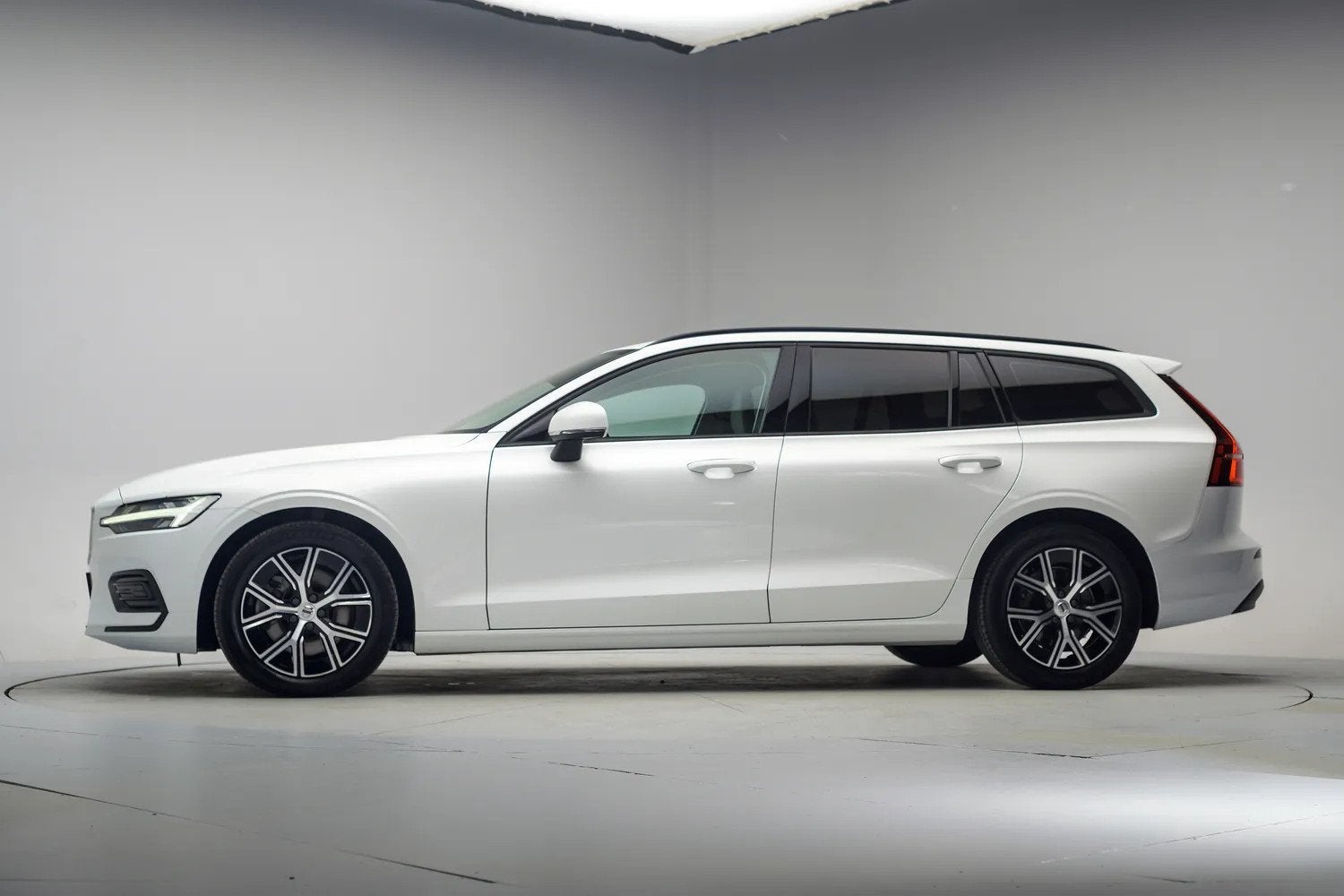 Volvo V60 2.0 B3 163pk Essential Aut. [ Leder Stoel-en stuur, Auto's, Automaat, Dealer onderhouden, 4 cilinders, 1969 cc