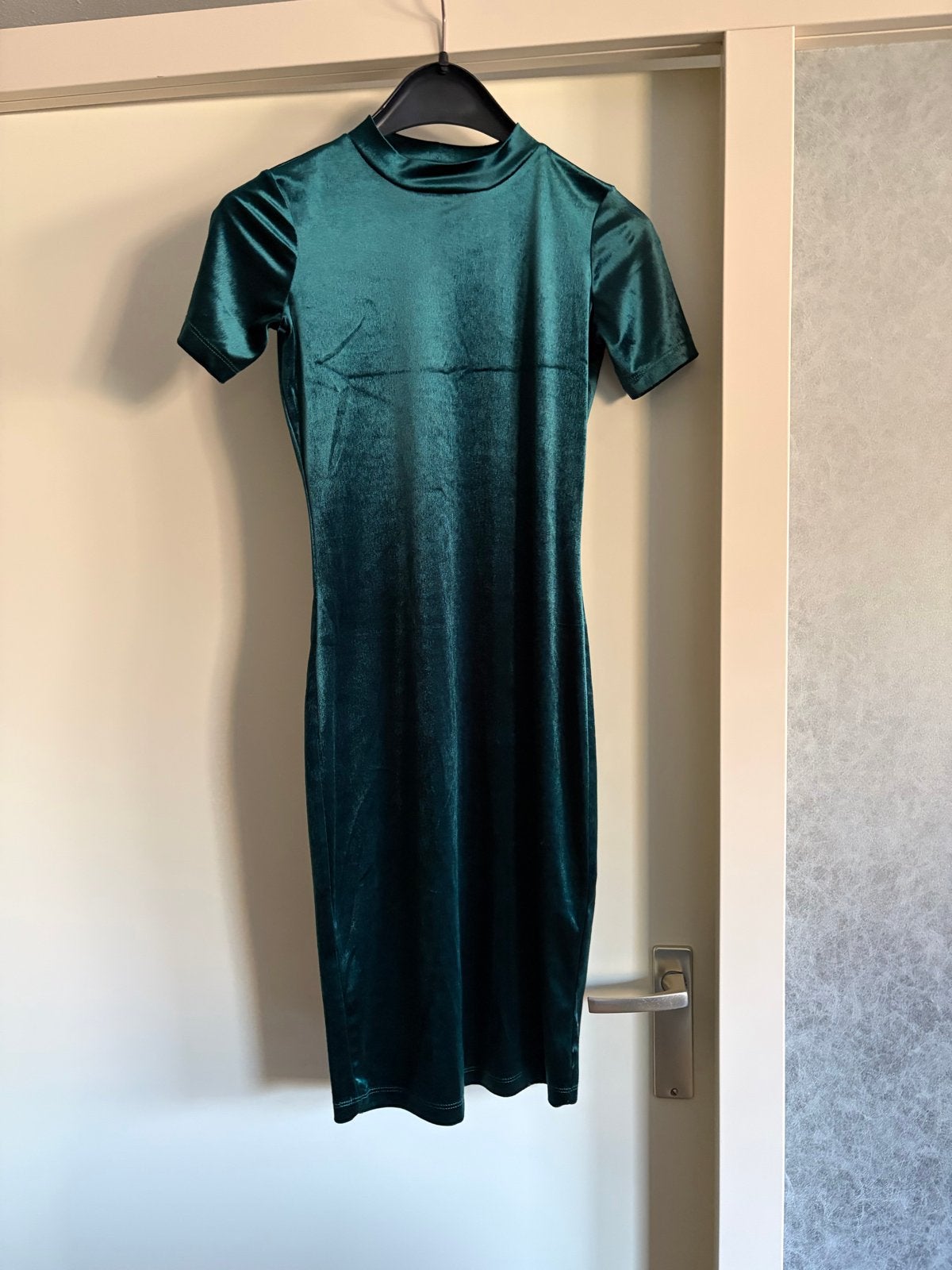 Zara Trafaluc groene fluwelen jurk - Maat S, Ophalen of Verzenden, Zo goed als nieuw, Maat 36 (S), Onder de knie