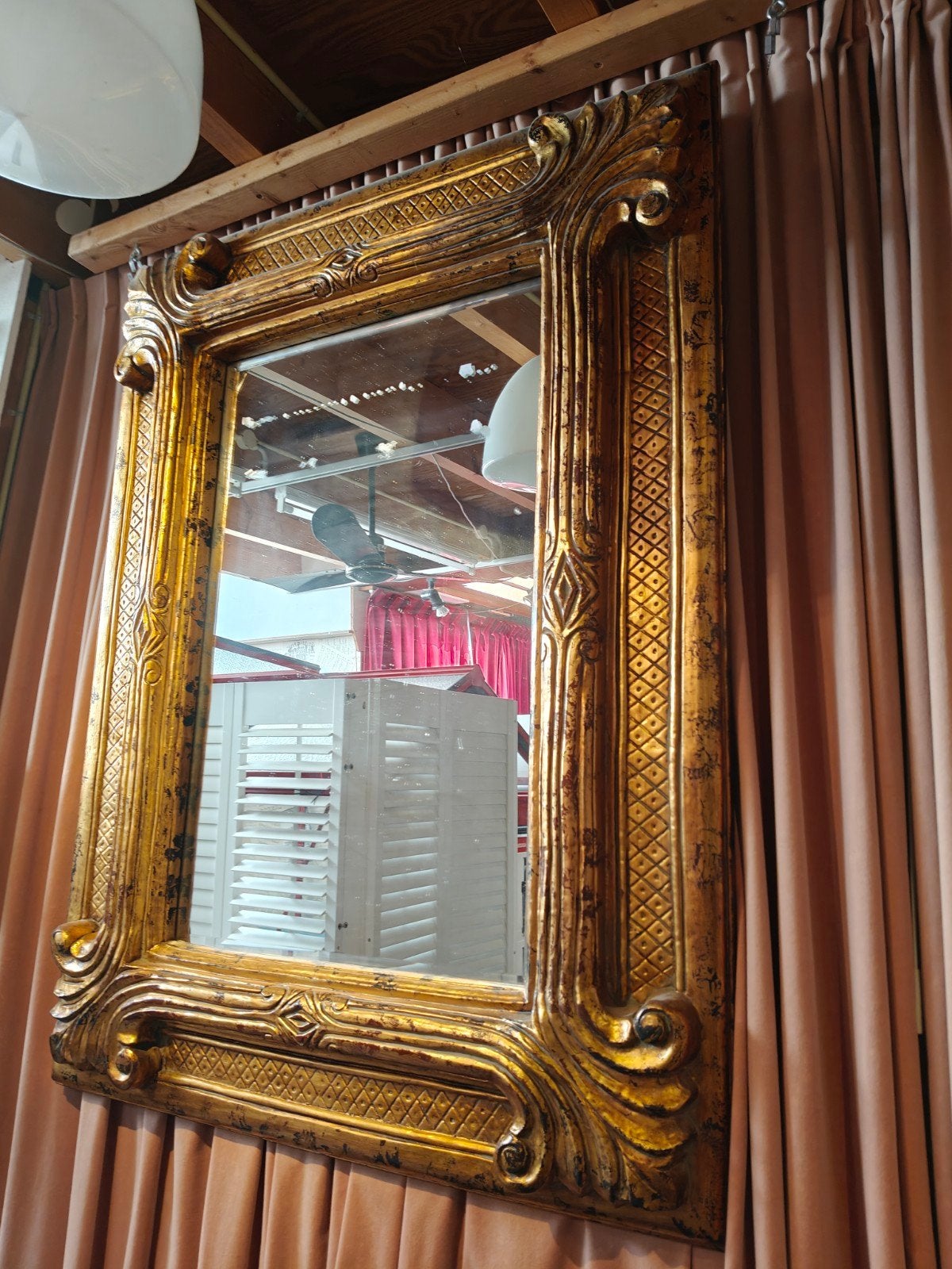 Spiegel met grote gouden lijst, Antiek en Kunst, Ophalen, Rechthoekig, 100 tot 150 cm, 100 tot 150 cm