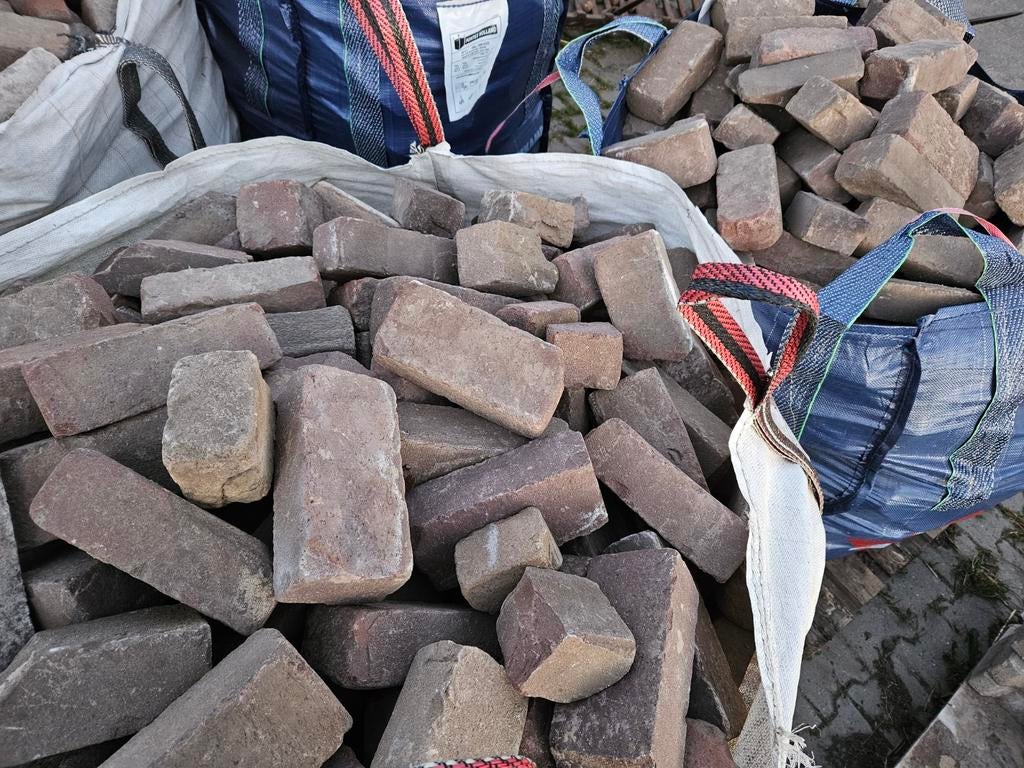 Oud gebakken dikformaat ongeveer 45 m2 in big bags, Ophalen, Klinkers