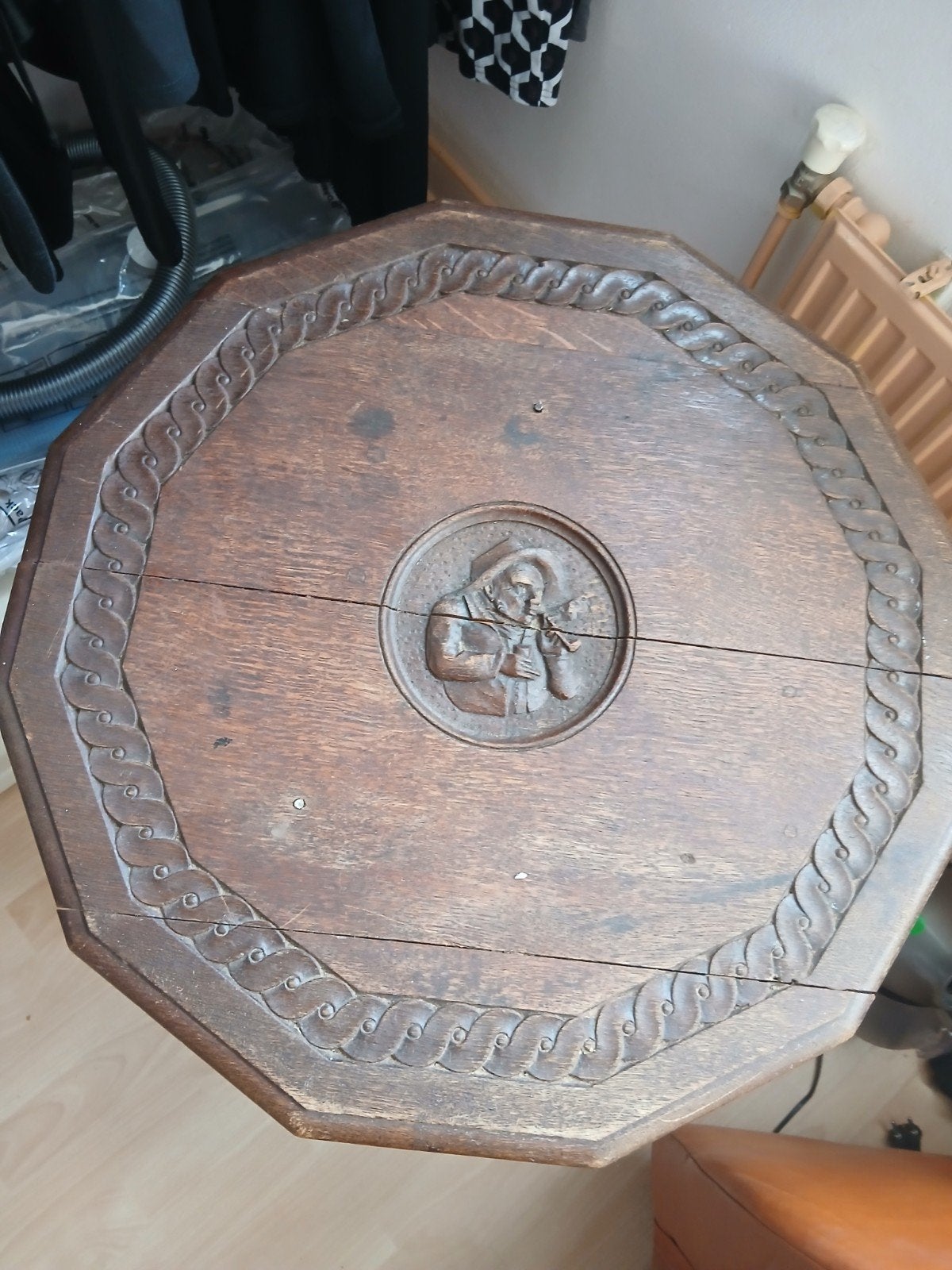 Antieke houten bijzettafel met houtsnijwerk, Ophalen
