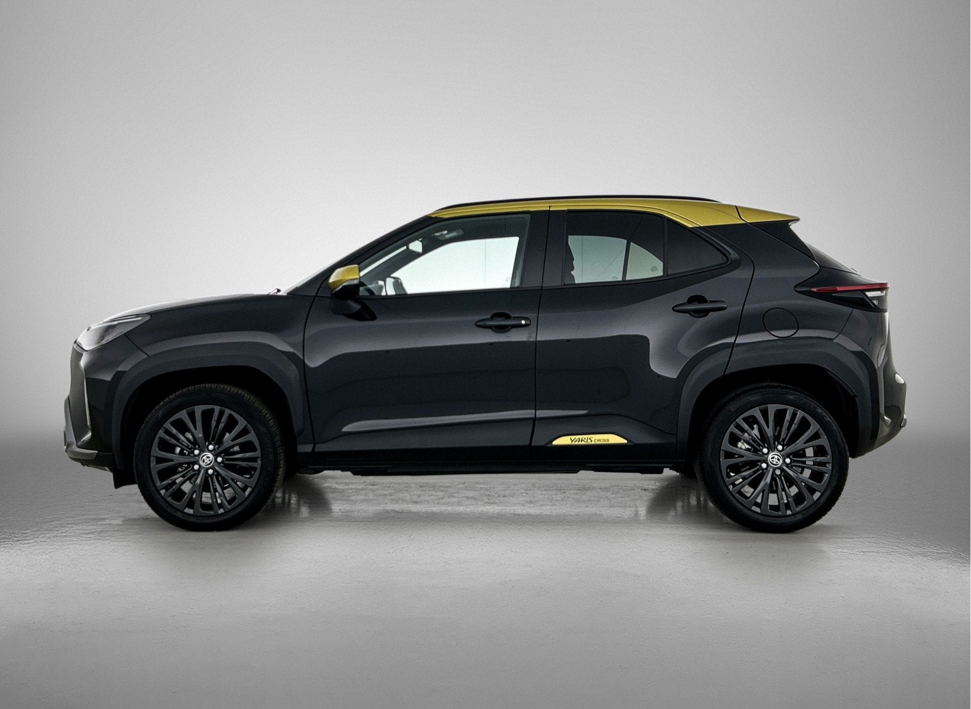 Toyota Yaris Cross 1.5 Hybrid Adventure Bi-Tone | Dealeronde, 12 maanden, Gebruikt, Automatische klimaatregeling, Zwart