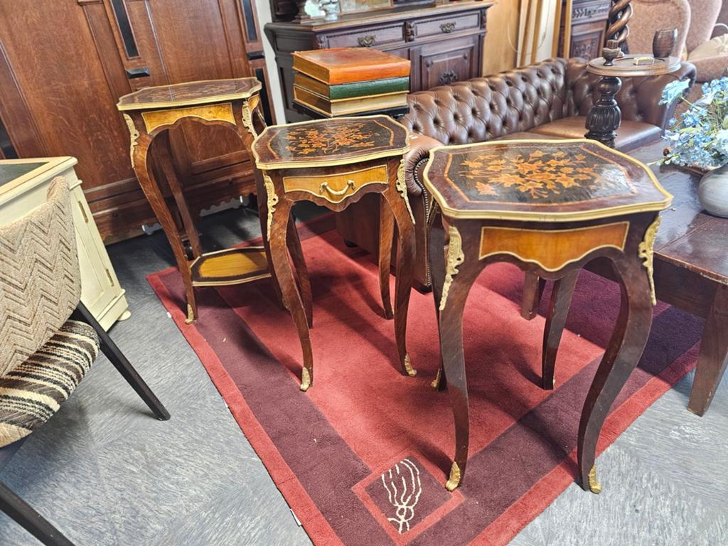 Antieke bijzettafel met intarsia en bronzen ornamenten, Ophalen of Verzenden