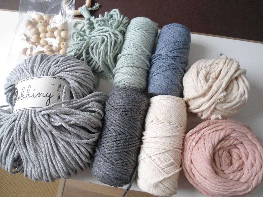 7 rollen Macramé en wat kralen, Hobby en Vrije tijd, Knutselen, Ophalen of Verzenden, Zo goed als nieuw, Natuurlijk materiaal