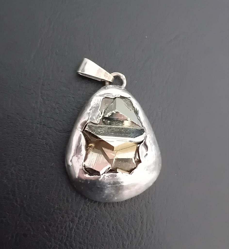 Zilveren hanger met Pyriet mineraal, Gebruikt, Overige voorstellingen, Ophalen of Verzenden, Met edelsteen