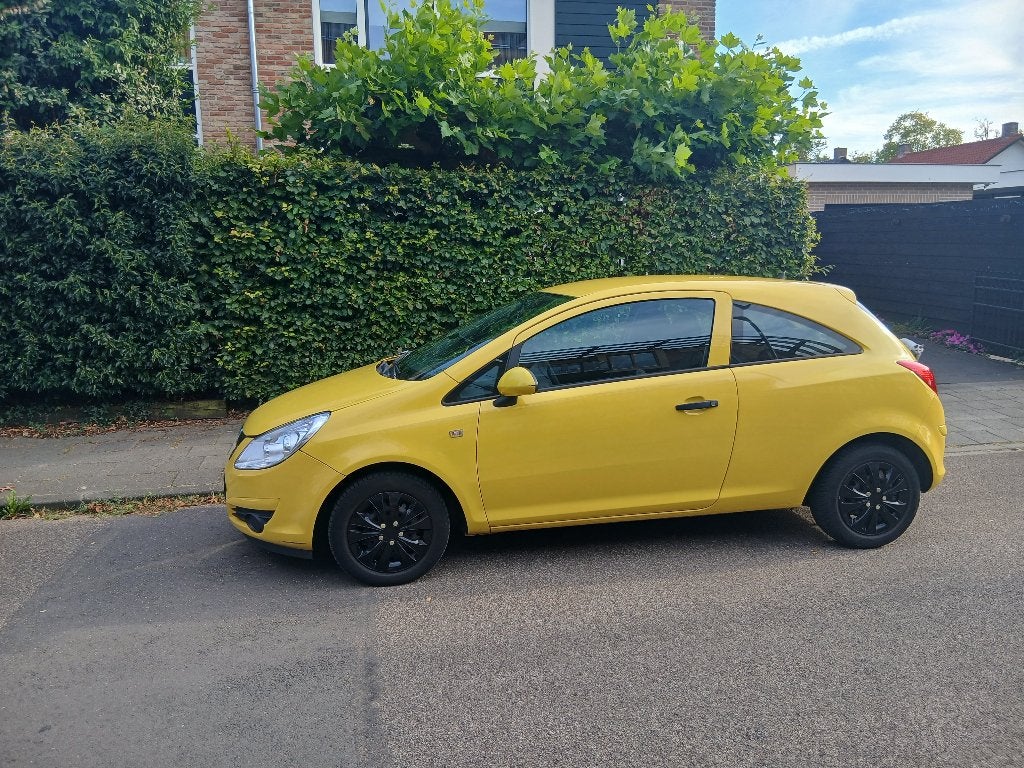 Opel Corsa 1.2 Ecoflex 51KW 3D 2010 Geel, Auto's, Voorwielaandrijving, 40 €/maand, Zwart, 1229 cc