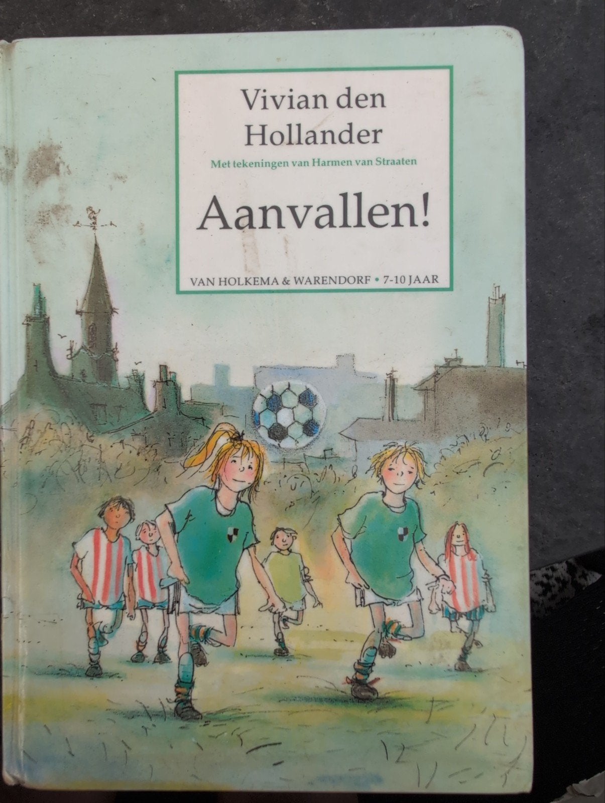 Aanvallen! - Vivian den Hollander (kinderboek), Ophalen of Verzenden, Gelezen, Vivian den Hollander, Fictie algemeen