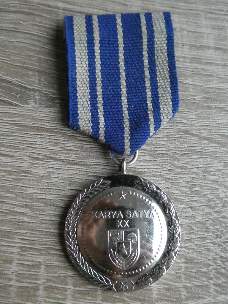 Medaille voor oprechte prestaties 20 jaar, Indonesië, Verzamelen, Militaria | Algemeen, Ophalen of Verzenden, Landmacht, Azië