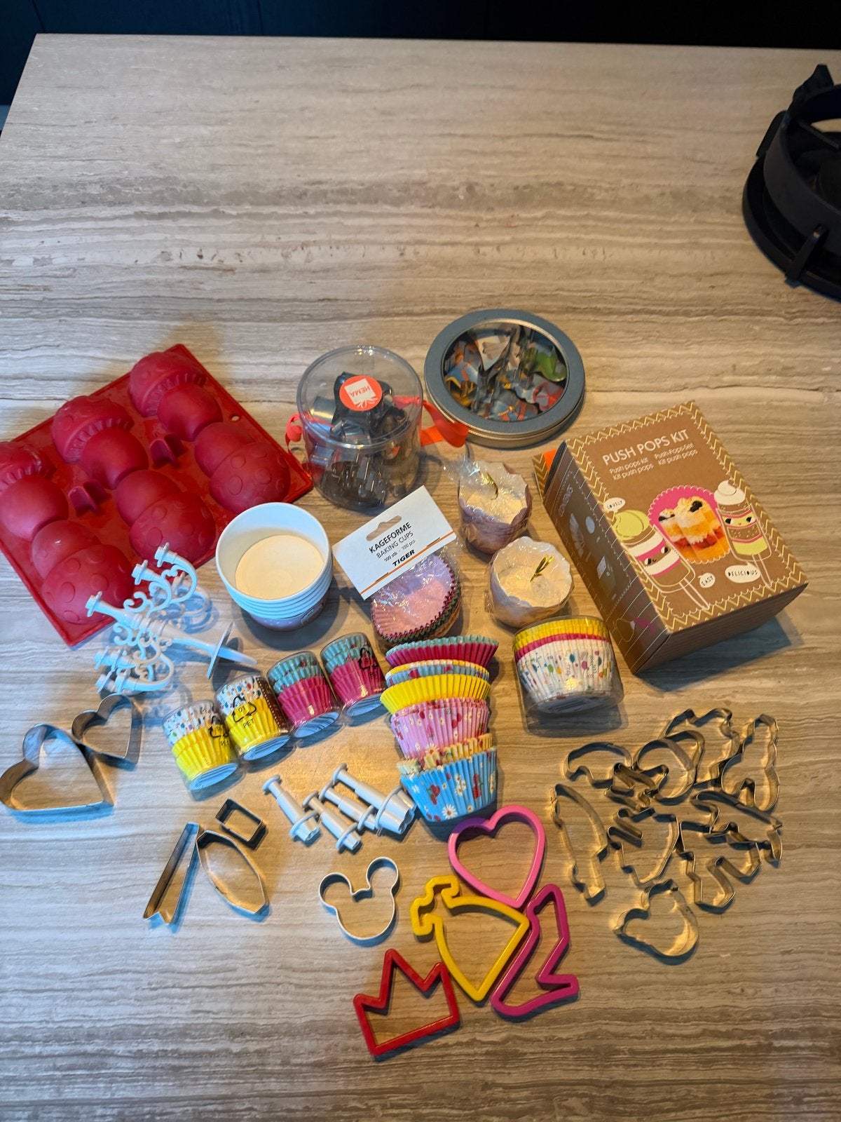 Diverse bakspullen: vormen, uitstekers en meer, Overige typen, Kunststof, Ophalen of Verzenden, Zo goed als nieuw