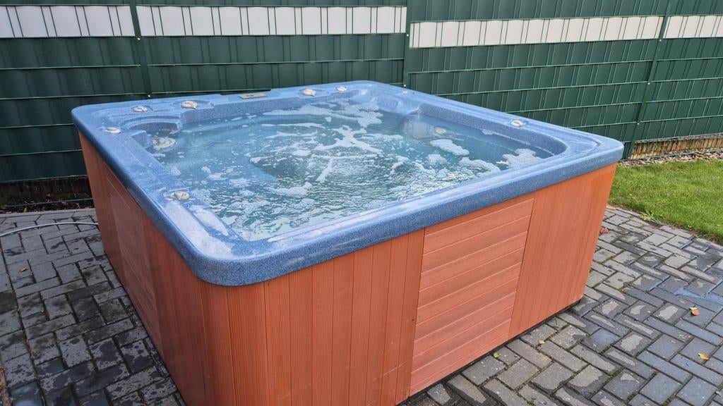 Sunspa Eurostar Balboa Jacuzzi met Afdekking - 2.13m x 2.13m, Tuin en Terras, Bubbelbaden en Hottubs, Ophalen, Gebruikt, Afdekzeil