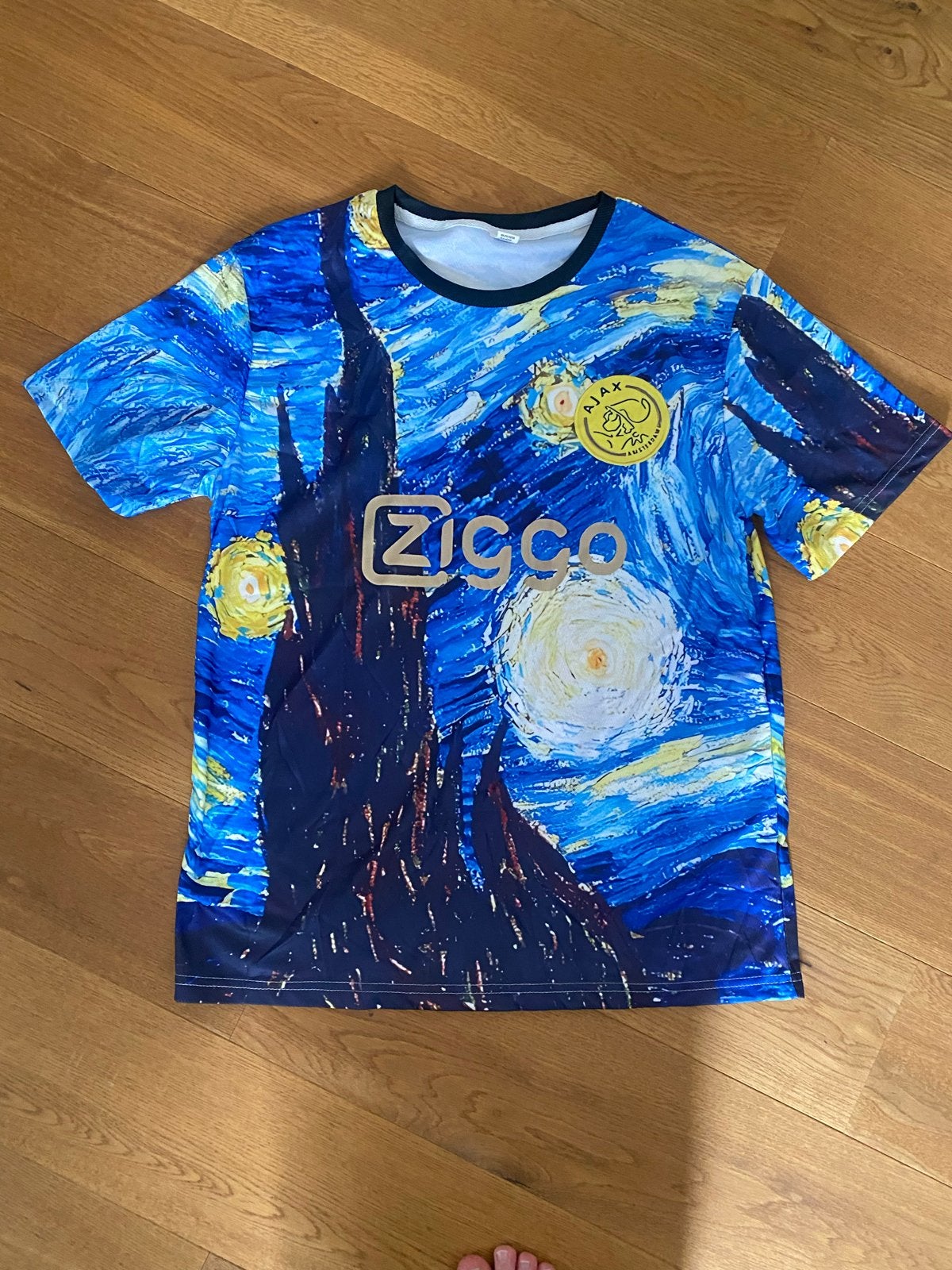 Ajax x Van Gogh 'Sterrennacht' voetbalshirt - Maat M, Maat M, Ophalen of Verzenden, Zo goed als nieuw, Shirt