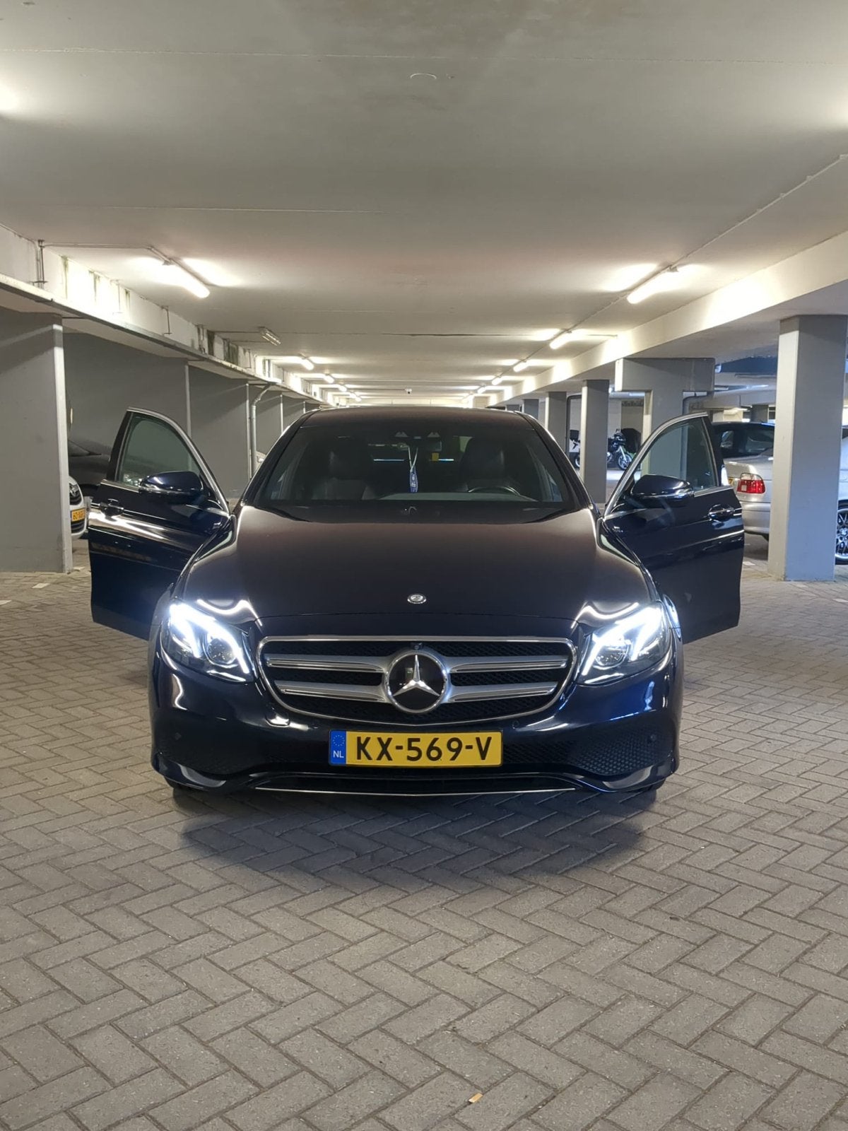 Mercedes-Benz E-Klasse E250 211pk blauw | Lage Kilometers, Auto's, Automaat, Achterwielaandrijving, 4 cilinders, 2000 kg