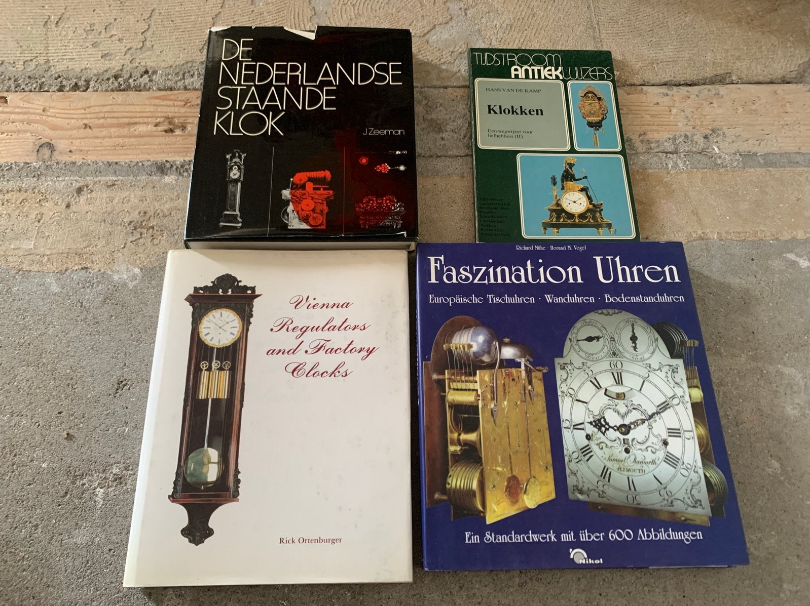 Set van 4 boeken over klokken & uurwerken., Ophalen of Verzenden