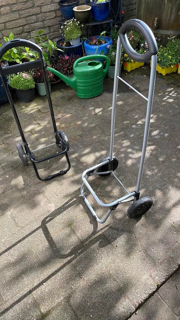 Twee handige steekwagentjes, Ophalen, Zo goed als nieuw