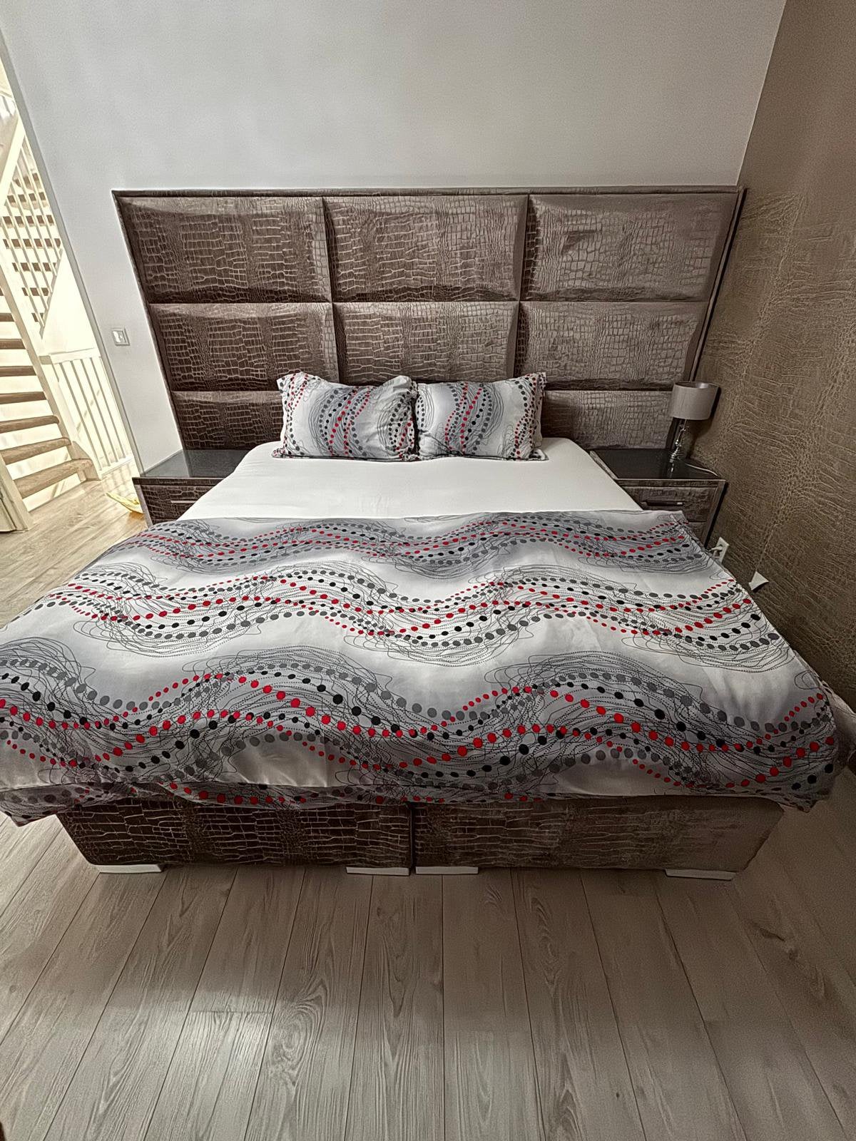 Boxspring met hoofdbord en nachtkastjes, Ophalen, Krodil (stof), Tweepersoons, Zo goed als nieuw
