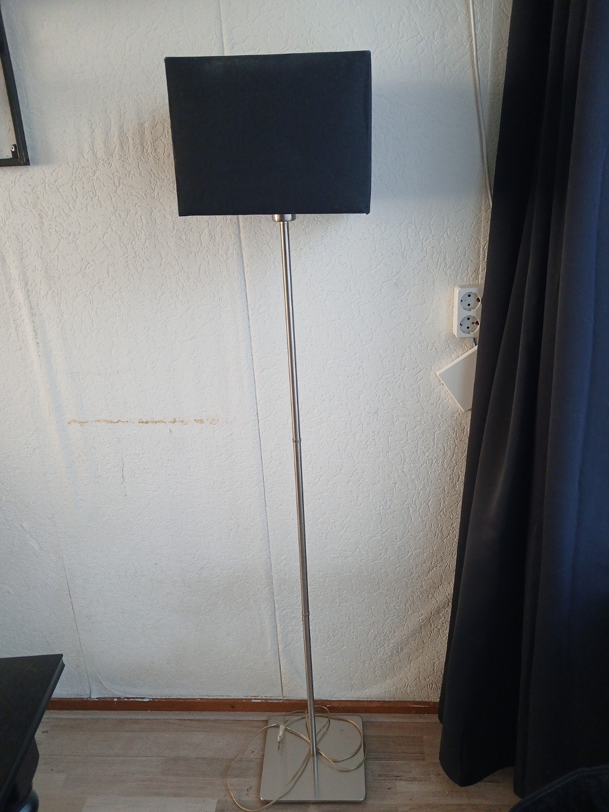 Moderne staande lamp met zwarte kap, Ophalen, Gebruikt, E27 (groot), Textiel