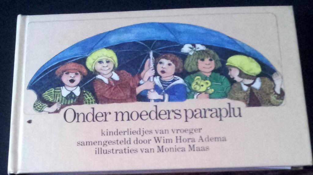 Onder moeders paraplu (305b3), Boeken, Ophalen of Verzenden, Gelezen