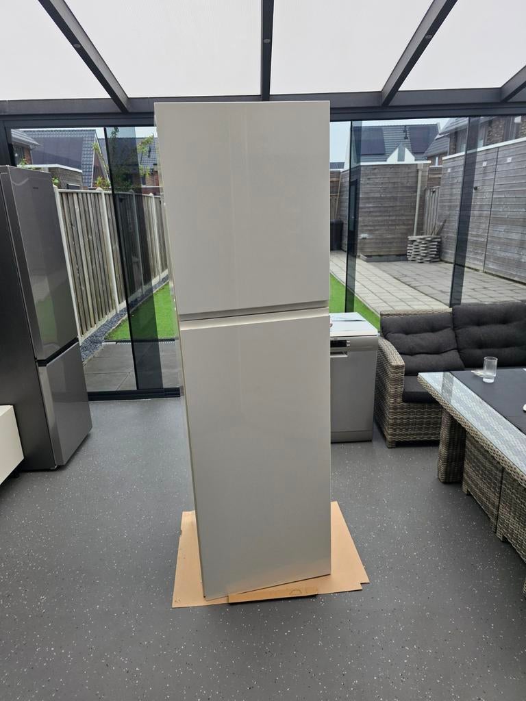 Witte gebruikte ikea kast met greeploos hoogglans deuren., Ophalen, Gebruikt