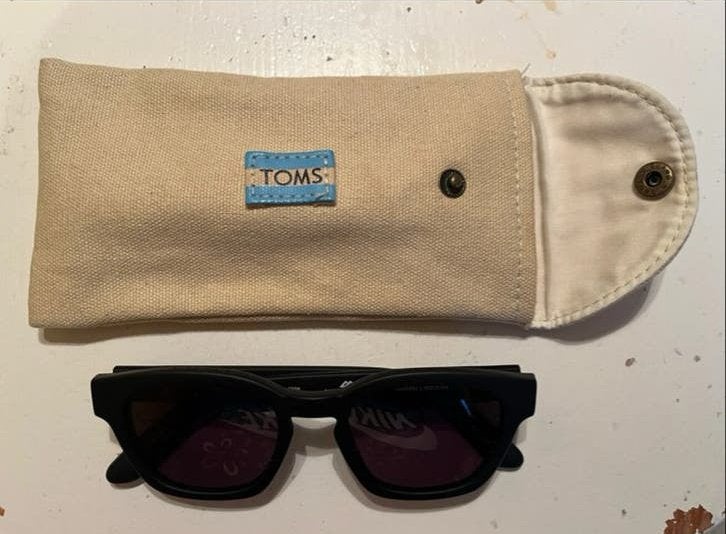 TOMS Zonnebril Zwart met Hoesje - Zo goed als nieuw, Zonnebril, Zwart, Zo goed als nieuw, Ophalen