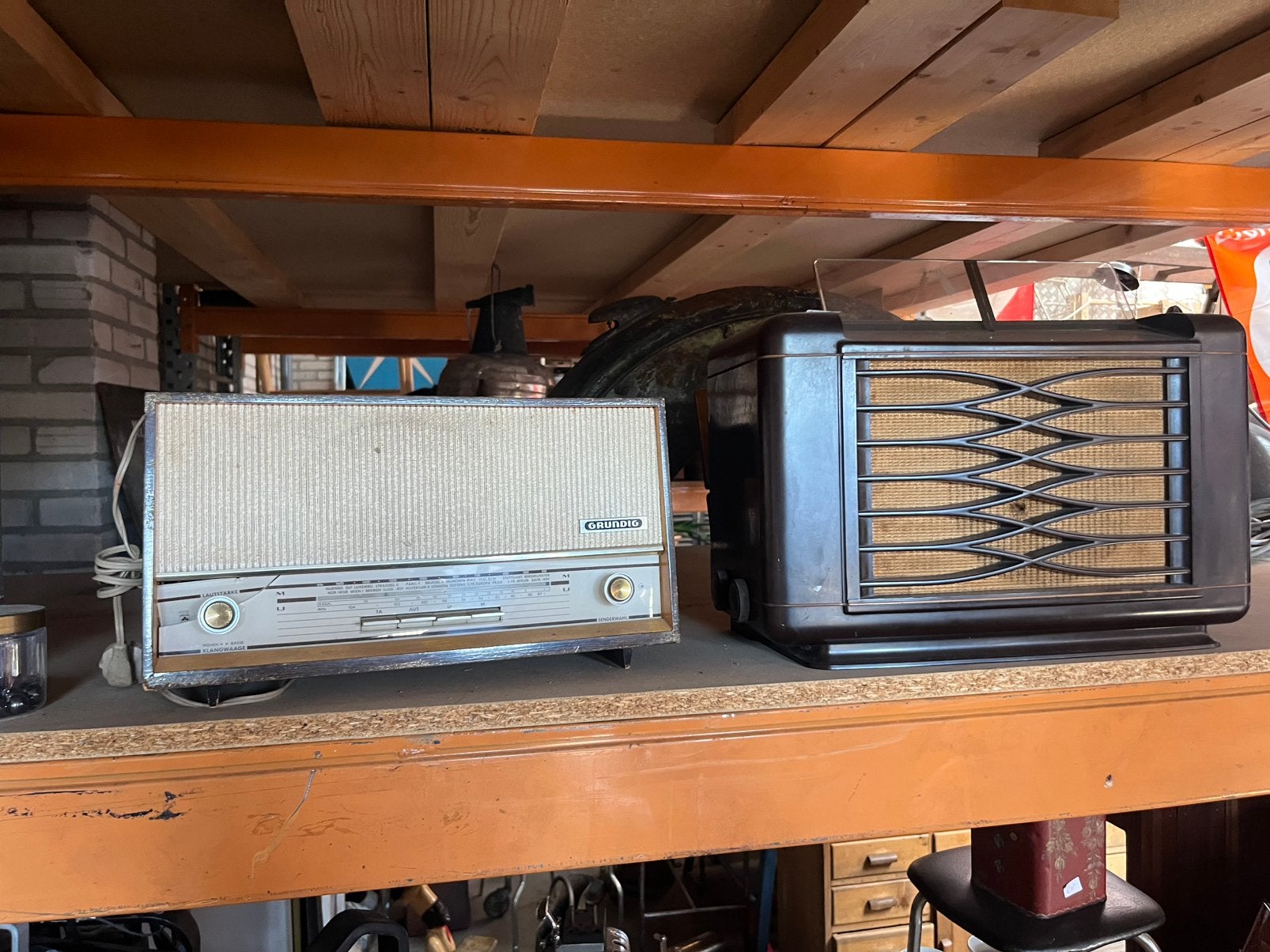 2 oude radios ter decoratie, restauratie of voor onderdelen., Ophalen