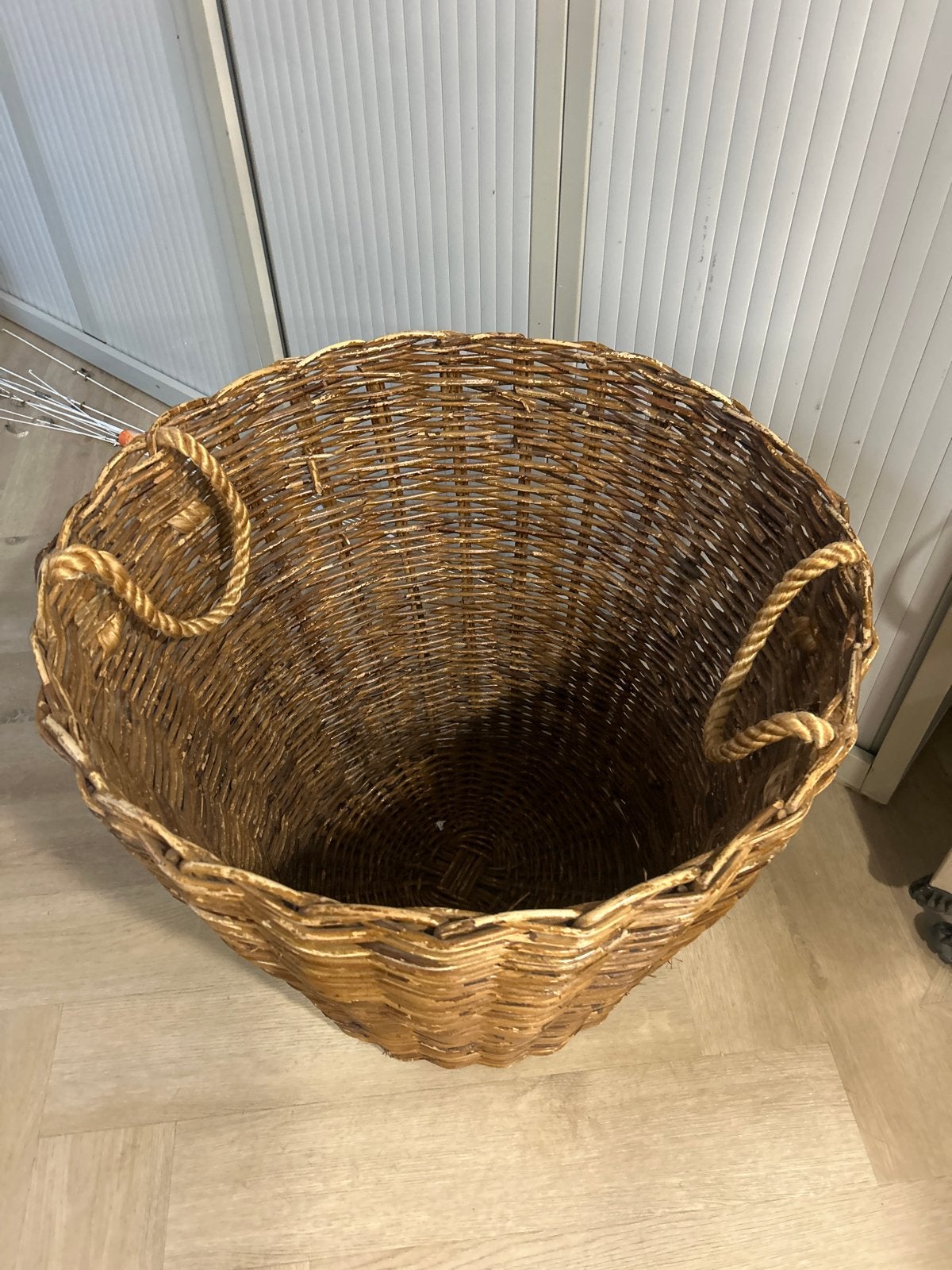 Grote rieten mand met touw handvatten, Ophalen, 50 – 75, Gebruikt, 50 tot 100 cm