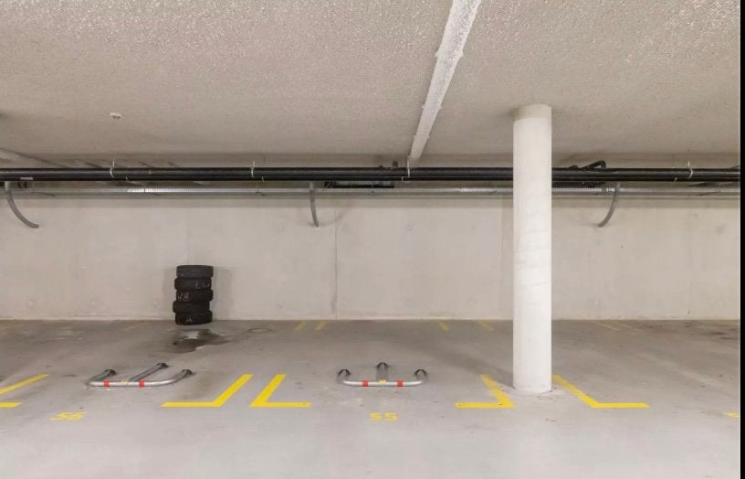 Overdekte parkeerplaats Amsterdam Ijburg nabij bus en tram, Huizen en Kamers, Garages en Parkeerplaatsen, Amsterdam
