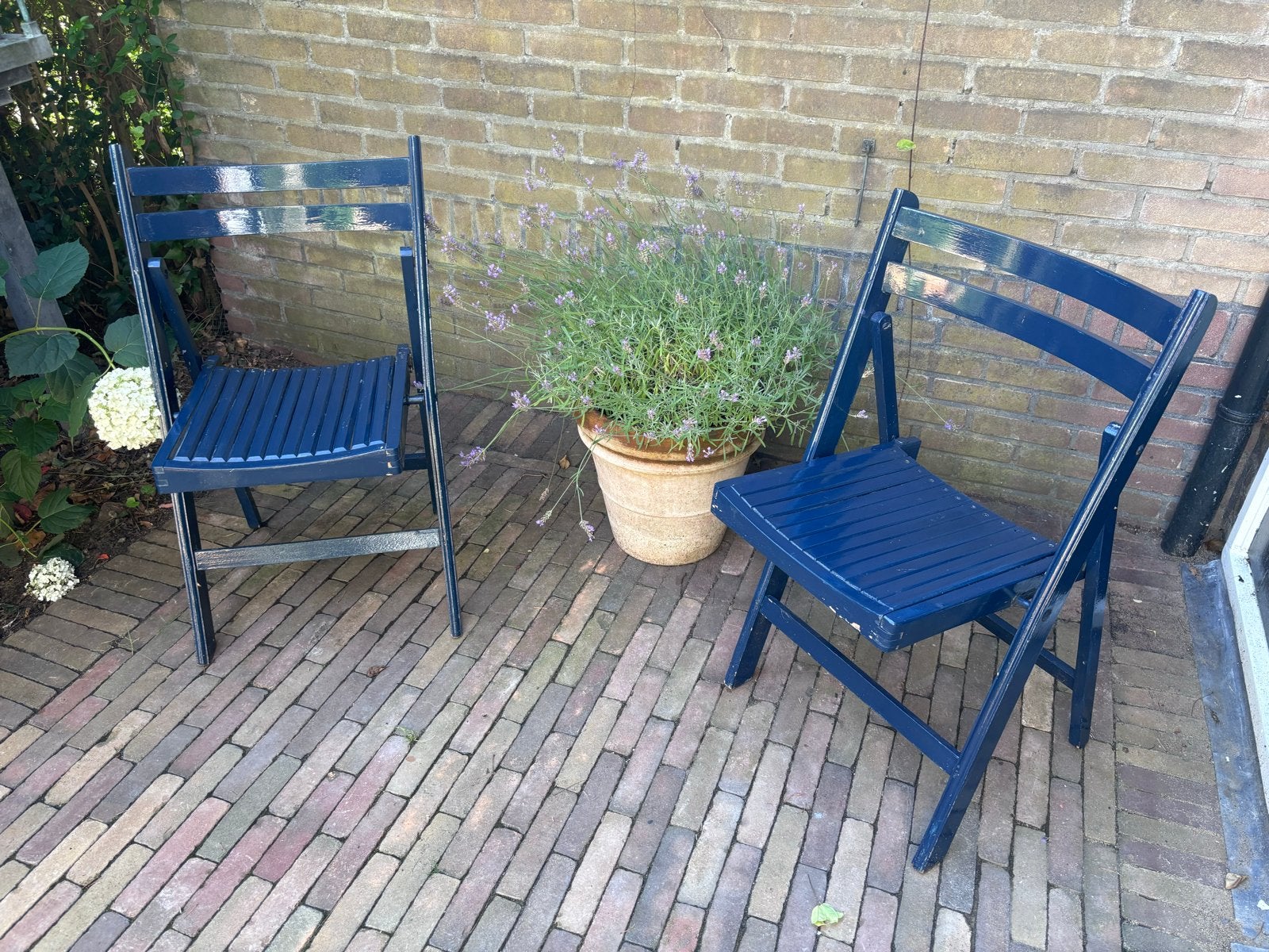 Twee mooie blauwe klapstoeltjes, Ophalen, Gebruikt, Hout, Inklapbaar
