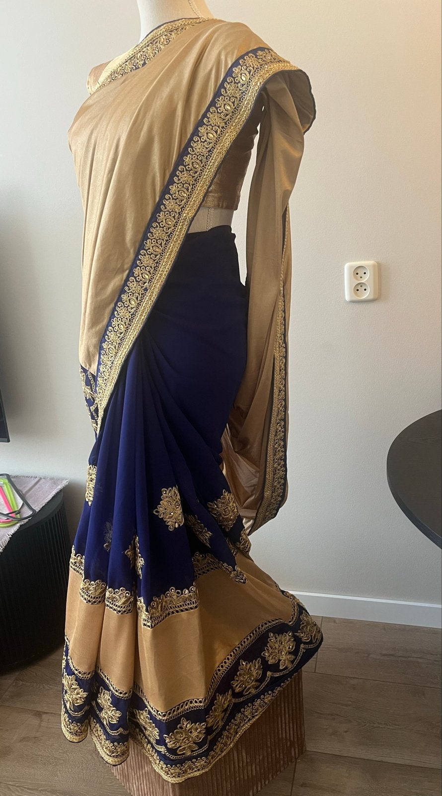 donkerblauwe Indiase sari met rijke borduursels en blouse, Kleding | Dames, Jurken, Ophalen, Blauw, Maat 42/44 (L), Nieuw